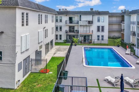 Купить кондоминиум в Хайалиа, Флорида 2 спальни, 95.22м2, № 1960482 - фото 1