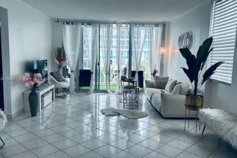 Снять в аренду кондоминиум в Майами-Бич, Флорида 1 спальня, 98.2м2, № 2013188 - фото 15