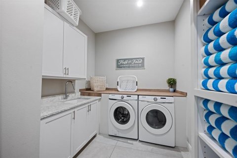 Casa en venta en Four Corners, Florida, 10 dormitorios, 806.02 m2 № 1915258 - foto 29