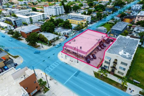 Commercial property in Miami, Florida № 1995828