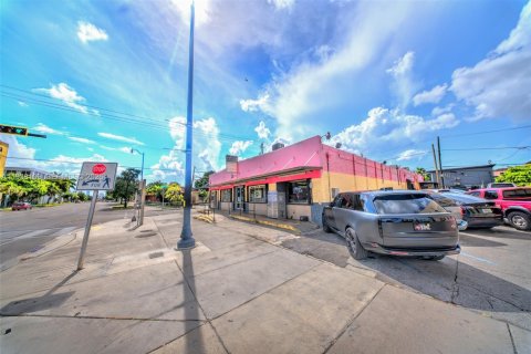 Commercial property in Miami, Florida № 1995828 - photo 25