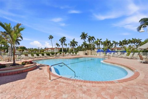 Condo in Saint Petersburg, Florida, 2 bedrooms № 2103225 - photo 27