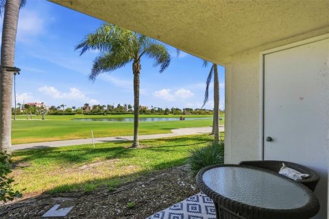 Condo in Saint Petersburg, Florida, 2 bedrooms № 2103225 - photo 24