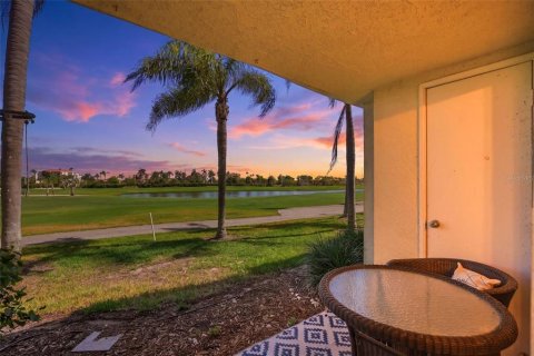 Condo in Saint Petersburg, Florida, 2 bedrooms № 2103225 - photo 29
