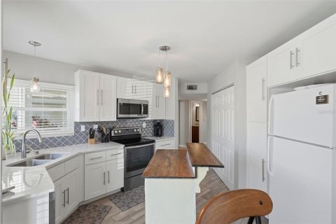 Condo in Saint Petersburg, Florida, 2 bedrooms № 2103225 - photo 9