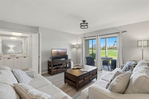 Condo in Saint Petersburg, Florida, 2 bedrooms № 2103225 - photo 5