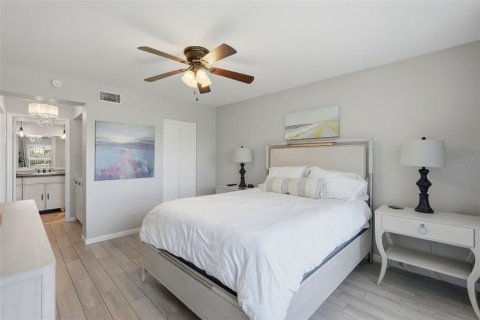 Condo in Saint Petersburg, Florida, 2 bedrooms № 2103225 - photo 16