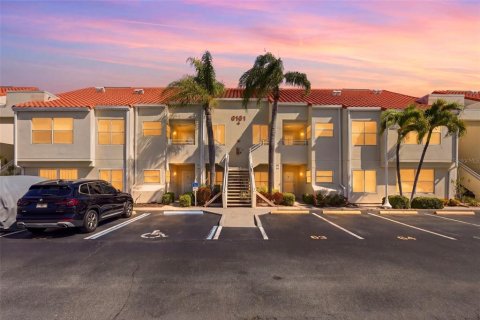 Condo in Saint Petersburg, Florida, 2 bedrooms № 2103225 - photo 2