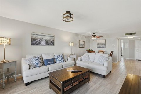 Condo in Saint Petersburg, Florida, 2 bedrooms № 2103225 - photo 6