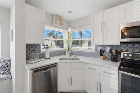 Condo in Saint Petersburg, Florida, 2 bedrooms № 2103225 - photo 8