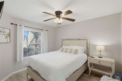 Condo in Saint Petersburg, Florida, 2 bedrooms № 2103225 - photo 13
