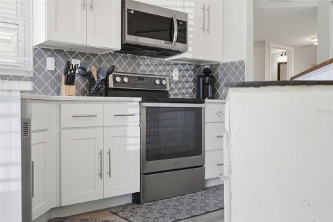 Condo in Saint Petersburg, Florida, 2 bedrooms № 2103225 - photo 10