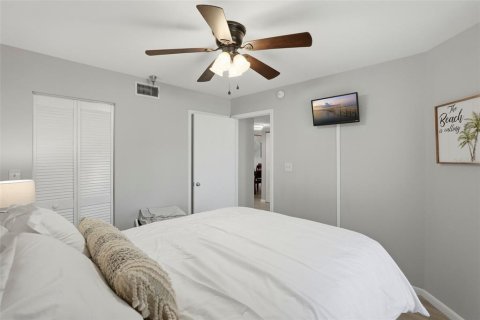 Condo in Saint Petersburg, Florida, 2 bedrooms № 2103225 - photo 14