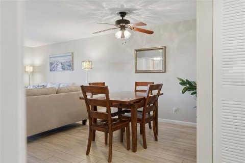 Condo in Saint Petersburg, Florida, 2 bedrooms № 2103225 - photo 12