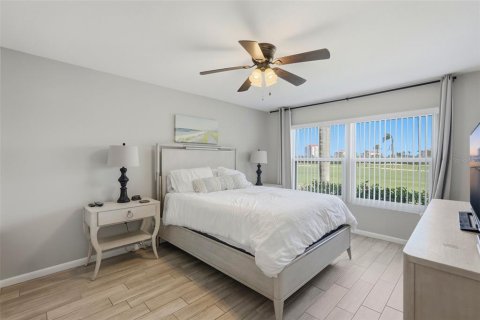 Condo in Saint Petersburg, Florida, 2 bedrooms № 2103225 - photo 15