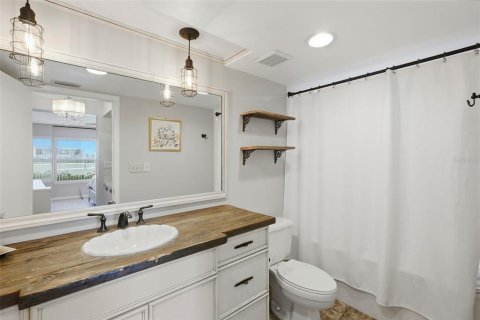 Condo in Saint Petersburg, Florida, 2 bedrooms № 2103225 - photo 19