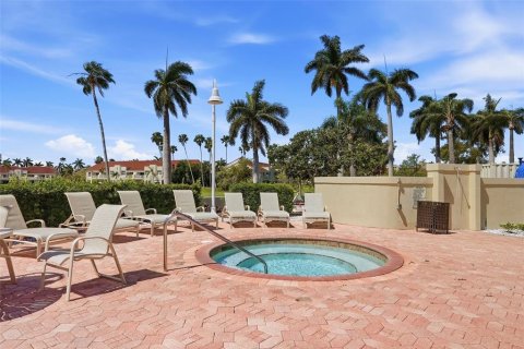Condo in Saint Petersburg, Florida, 2 bedrooms № 2103225 - photo 28