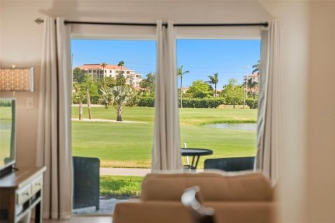 Condo in Saint Petersburg, Florida, 2 bedrooms № 2103225 - photo 23