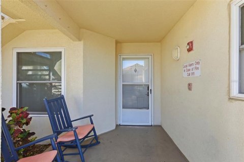 Condo in Saint Petersburg, Florida, 2 bedrooms № 2103225 - photo 3