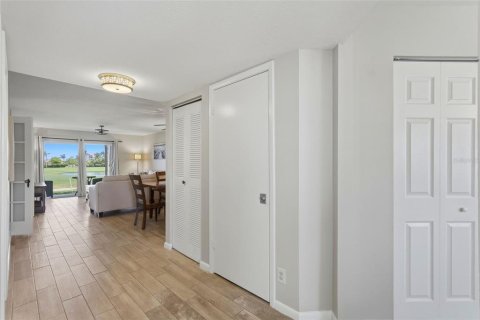 Condo in Saint Petersburg, Florida, 2 bedrooms № 2103225 - photo 4