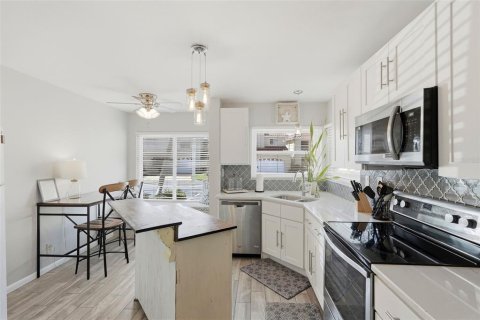 Condo in Saint Petersburg, Florida, 2 bedrooms № 2103225 - photo 7