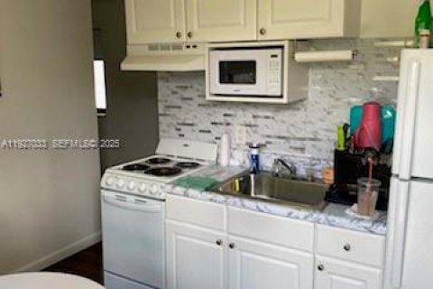 Immobilier commercial à louer à Miami, Floride: 1 chambre, 156.08 m2 № 1985844 - photo 2