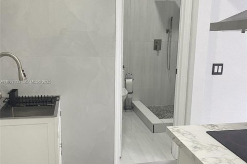 Immobilier commercial à louer à Miami, Floride: 1 chambre, 156.08 m2 № 1985844 - photo 1