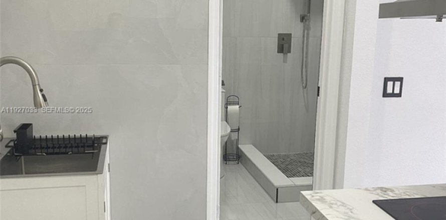 Immobilier commercial à Miami, Floride 1 chambre, 156.08 m2 № 1985844