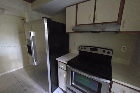 Condominio en alquiler en Miami, Florida, 2 dormitorios, 99.78 m2 № 2000468 - foto 10