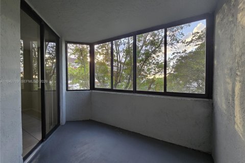 Condominio en alquiler en Miami, Florida, 2 dormitorios, 99.78 m2 № 2000468 - foto 7