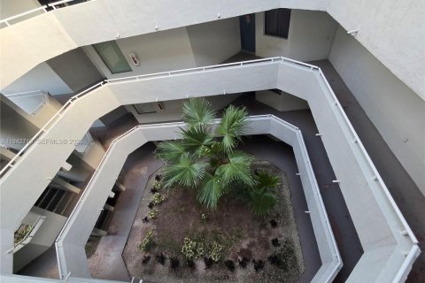 Condominio en alquiler en Miami, Florida, 2 dormitorios, 99.78 m2 № 2000468 - foto 4