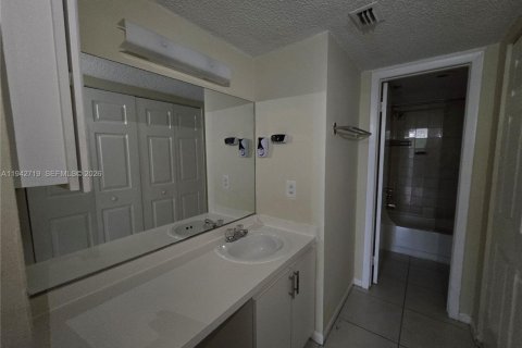 Condominio en alquiler en Miami, Florida, 2 dormitorios, 99.78 m2 № 2000468 - foto 11