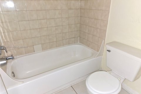 Condominio en alquiler en Miami, Florida, 2 dormitorios, 99.78 m2 № 2000468 - foto 12