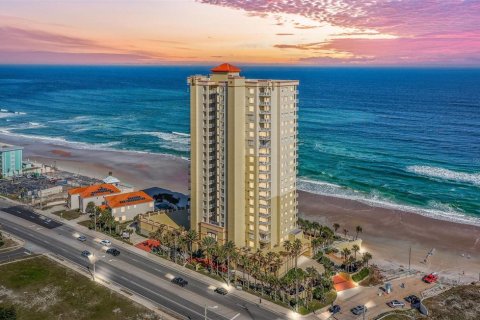 Condo in Daytona Beach, Florida, 3 bedrooms  № 1555898 - photo 1