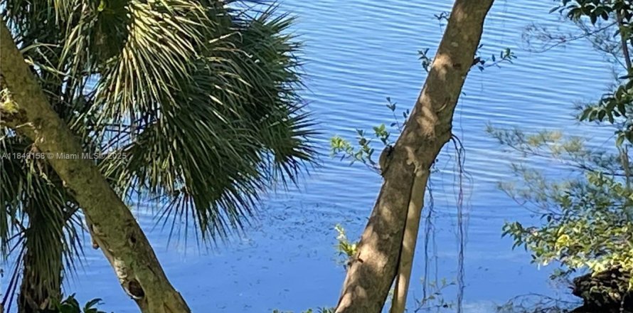 Condominio en Hialeah Gardens, Florida, 1 dormitorio  № 1936689