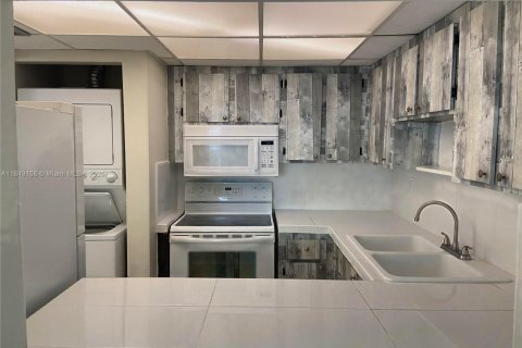 Condominio en venta en Hialeah Gardens, Florida, 1 dormitorio, 70.61 m2 № 1936689 - foto 2