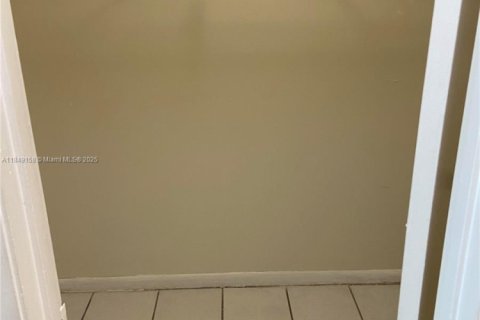 Condominio en venta en Hialeah Gardens, Florida, 1 dormitorio, 70.61 m2 № 1936689 - foto 11