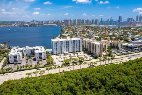 Купить кондоминиум в Норт-Майами-Бич, Флорида 2 спальни, 106.37м2, № 2047726 - фото 17