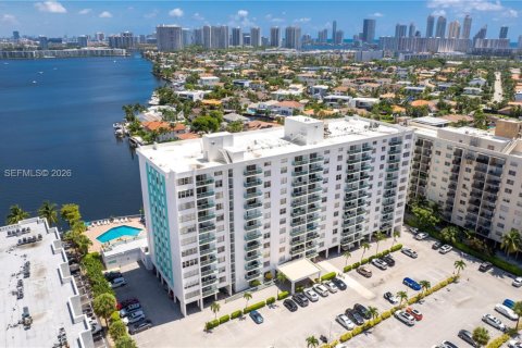 Кондоминиум с 2 спальнями в Норт-Майами-Бич, Флорида № 2047726