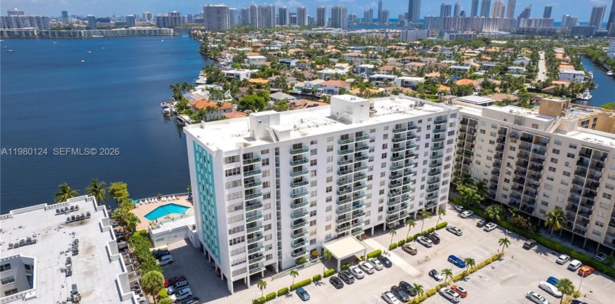 Кондоминиум с 2 спальнями в Норт-Майами-Бич, Флорида № 2047726