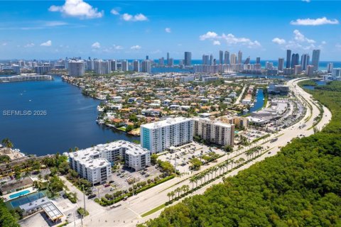 Купить кондоминиум в Норт-Майами-Бич, Флорида 2 спальни, 106.37м2, № 2047726 - фото 3