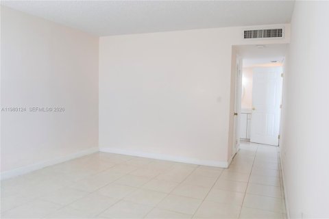 Купить кондоминиум в Норт-Майами-Бич, Флорида 2 спальни, 106.37м2, № 2047726 - фото 13