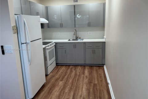 Copropriété à louer à Pembroke Pines, Floride: 2 chambres, 88.54 m2 № 1947251 - photo 2