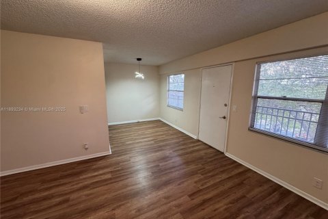 Copropriété à louer à Pembroke Pines, Floride: 2 chambres, 88.54 m2 № 1947251 - photo 9