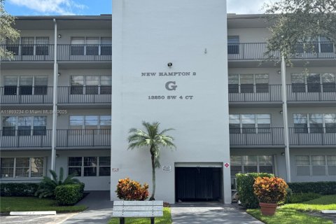 Copropriété à louer à Pembroke Pines, Floride: 2 chambres, 88.54 m2 № 1947251 - photo 1
