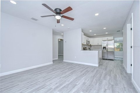 House in Saint Petersburg, Florida 3 bedrooms, 108.05 sq.m. № 1849570 - photo 5