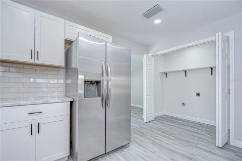 House in Saint Petersburg, Florida 3 bedrooms, 108.05 sq.m. № 1849570 - photo 9