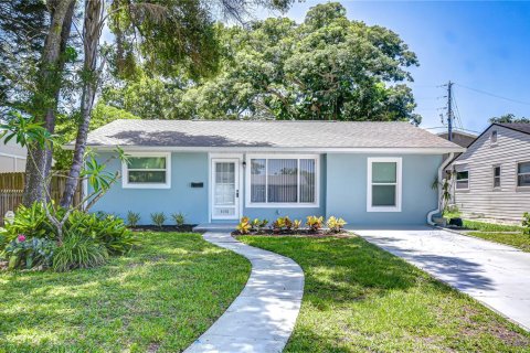 House in Saint Petersburg, Florida 3 bedrooms, 108.05 sq.m. № 1849570 - photo 1