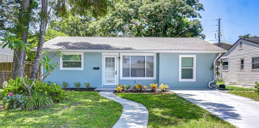 House in Saint Petersburg, Florida 3 bedrooms, 108.05 sq.m. № 1849570