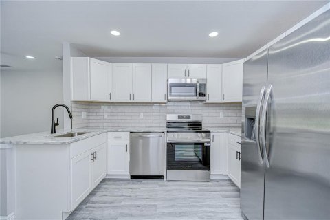 House in Saint Petersburg, Florida 3 bedrooms, 108.05 sq.m. № 1849570 - photo 6